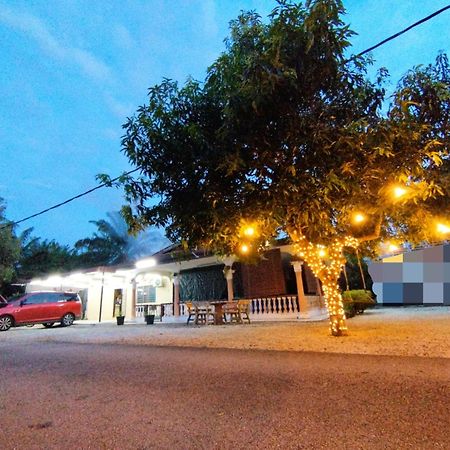 Villa Basrie Bandar Universiti Pagoh - private pool Musljm Only Muar Esterno foto