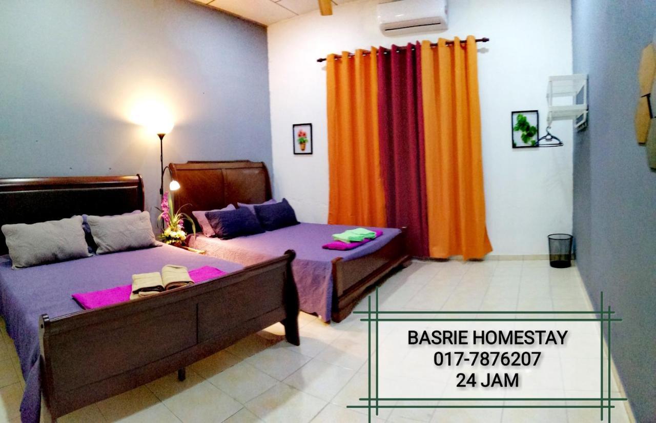 Villa Basrie Bandar Universiti Pagoh - private pool Musljm Only Muar Esterno foto