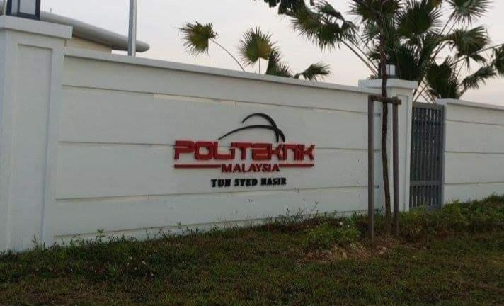 Villa Basrie Bandar Universiti Pagoh - private pool Musljm Only Muar Esterno foto